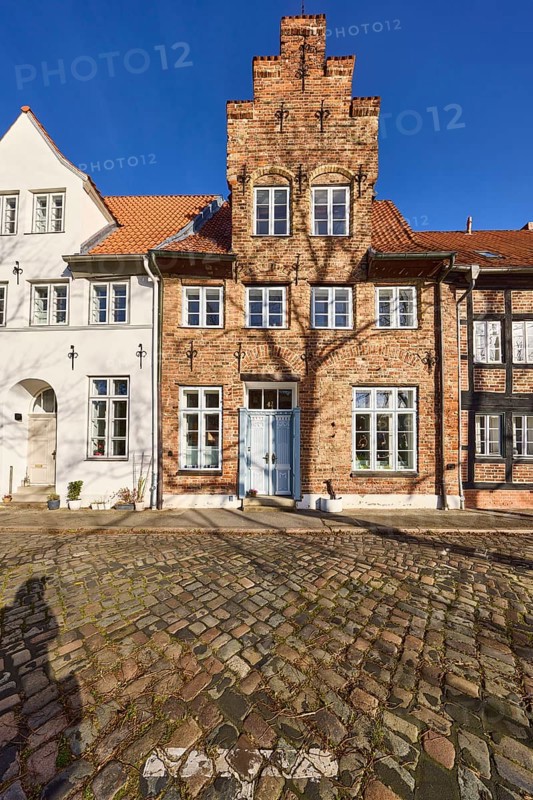 Historic brick building, façade with gable, windows, door and wall anchor, cobblestones, street An der Obertrave, Old Town, Hanseatic City of Lübeck, independent city, Schleswig-Holstein, Germany, Europe