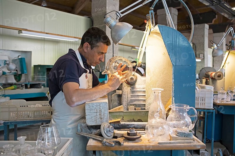 Glass cutter, 57 years old, at work, Royal Glass Factory La Granja de San Ildefonso, Province of Segovia, Castile and Leon, Spain, Europe