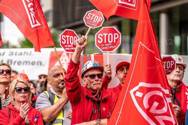 Demonstration by many thousands of steelworkers in front of the ThyssenKrupp headquarters in Essen against massive job cuts following the involvement of a foreign investor in the company, massive criticism of Group CEO Miguel López, North Rhine-Westphalia, Germany, Europe