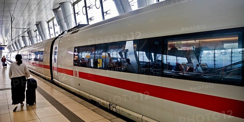 Intercity-Express ICE on the platform at the long-distance railway station, airport, Frankfurt am Main, Hesse, Germany, Europe