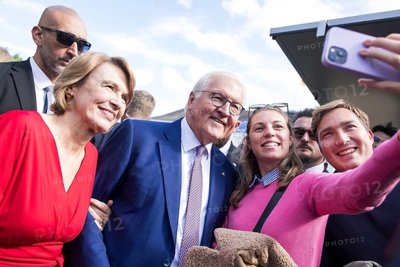 Elke Büdenbender (woman of the Federal President) and Frank-Walter Steinmeier (President of the Federal Republic of Germany) are photographed together with guests at the Federal President's Citizens' Festival in the Bellevue Palace Gardens, Berlin, 14/09/2024