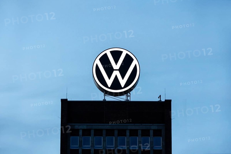 VW logo on the brand tower at the Group headquarters in Wolfsburg, 29/09/2024. The Volkswagen Group has announced cost-cutting measures for its German plants, Wolfsburg, Lower Saxony, Germany, Europe