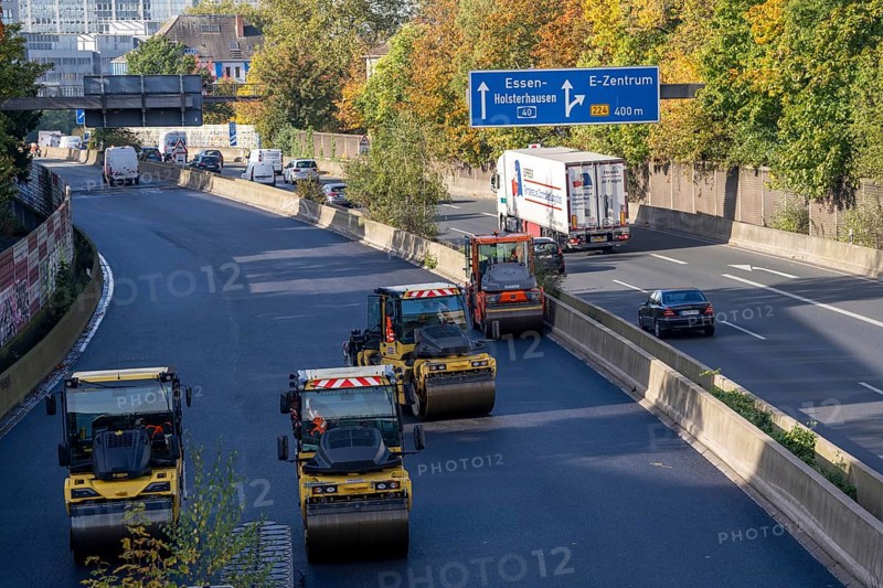 New whisper asphalt surface for the A40 motorway, in the city of Essen, direction Dortmund, 95, 000 square metres of porous asphalt will be laid over a distance of around 6 km, the motorway will be closed for 1 week, North Rhine-Westphalia, Germany, Europe