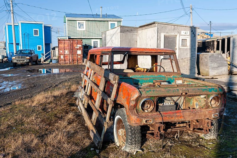 Scrapped car, off-road vehicle in front of simple houses, Arctic, Inuit settlement, Barrow, Alaska, USA, North America