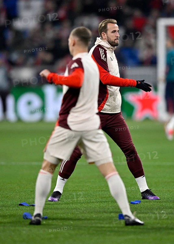 Harry Kane FC Bayern Munich FCB (09) Joshua Kimmich FC Bayern Munich FCB (06) Warm-up training Champions League, Allianz Arena, Munich, Bavaria, Germany, Europe