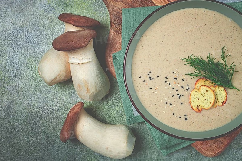Mushroom cream soup, with dill and bruschetta, mushroom eringi