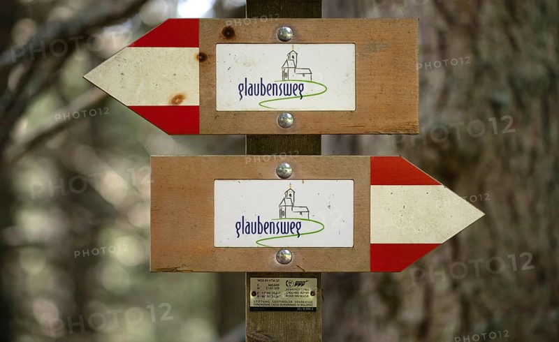 Signpost, sign, Church of St. Vigilio, St. Vigilius on the Yoke, Path of Faith, near Lana, South Tyrol, Autonomous Province of Bolzano, Italy, Europe