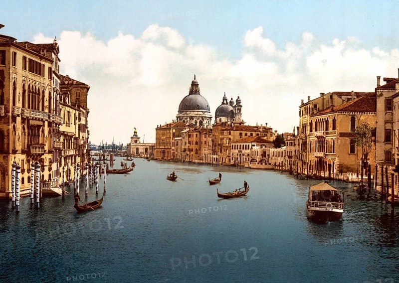Auf dem Canale Grande, Venedig, Italien, historische, digital restaurierte Reproduktion eines Originals aus dem 19. Jahrhundert, Auf Aufnahmedatum nicht bekannt, On the Grand Canal, Venice, Italy, Historic, digitally restored reproduction from a 19th century original, Record date not stated, Europe