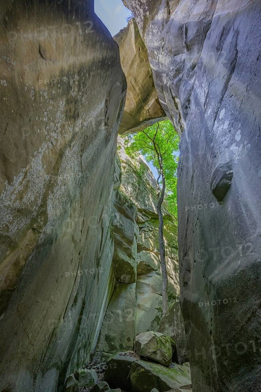 Trapped boulder in the Jardin du Roi, Grés d'Annot sandstone labyrinth hike, Alpes-de-Haute-Provence, France, Europe