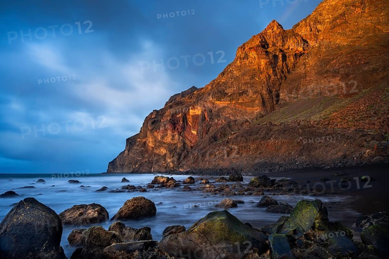 Golden hour on the seafront. Playa del Inglés and the La Mérica mountain range. Long exposure. Valle Gran Rey, La Gomera, Canary Islands, Spain, Europe