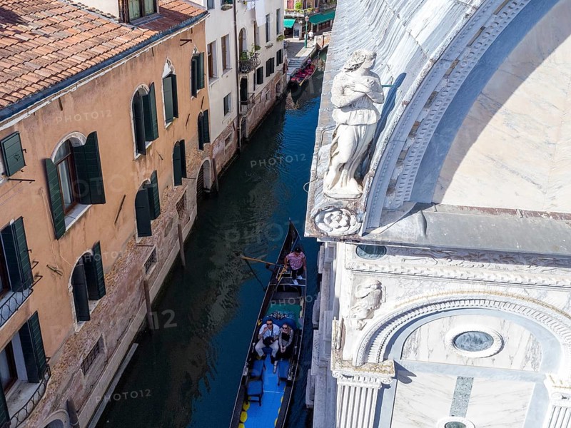 Marmor verkleidete Kirche Santa Maria dei Miracoli, im Sestiere Cannaregio, Drohnenaufnahme, Venedig, Veneto, Italien