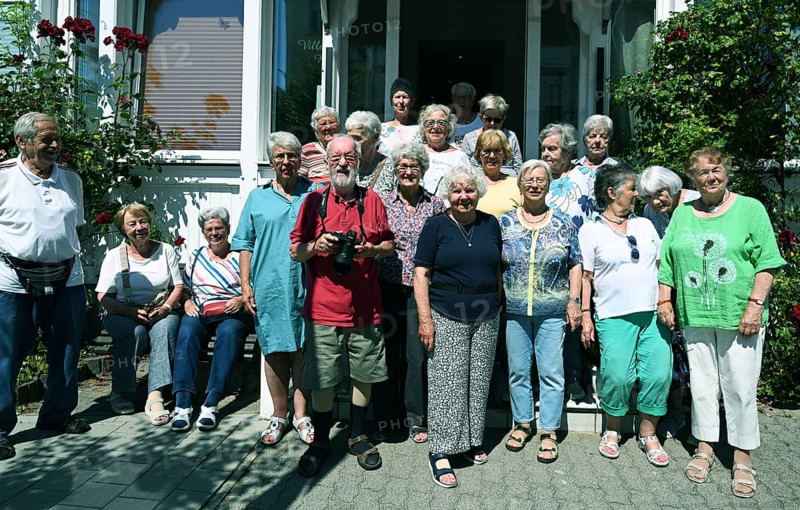 DEU, Germany, Sellin (Rügen) : The Workers' Welfare Organisation (AWO) has designed a senior citizens' trip to Rügen as a special experience for its guests. Sellin: Group picture of the seniors, Europe