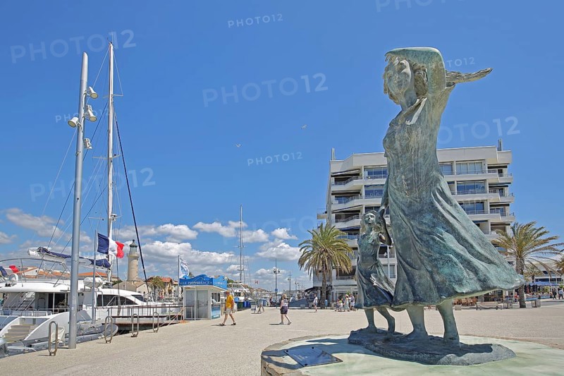 Sculpture L'Esperance by Ali Salem 2014, harbour, skyscraper, woman, hold, hand, head, arm, up, look, look, bronze, cut-out, marina, yachts, Le Grau-du-Roi, Camargue, Provence, France, Europe