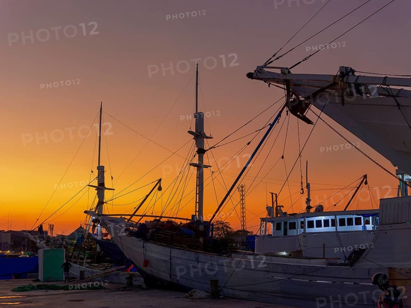 Old wooden ships, schooners and sailing ships, sunset, harbour of Makasar, Sulawesi, Indonesia, Asia