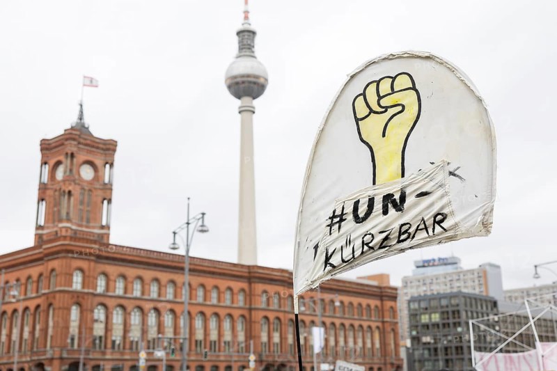 Sign with upraised fist at the #unkürzbar! Demonstration against the Berlin Senate's austerity plans, Berlin, 15.12.2024. The Senate plans to cut around 10% of Berlin's 2025 budget, including in the areas of culture, education, transport and climate protection