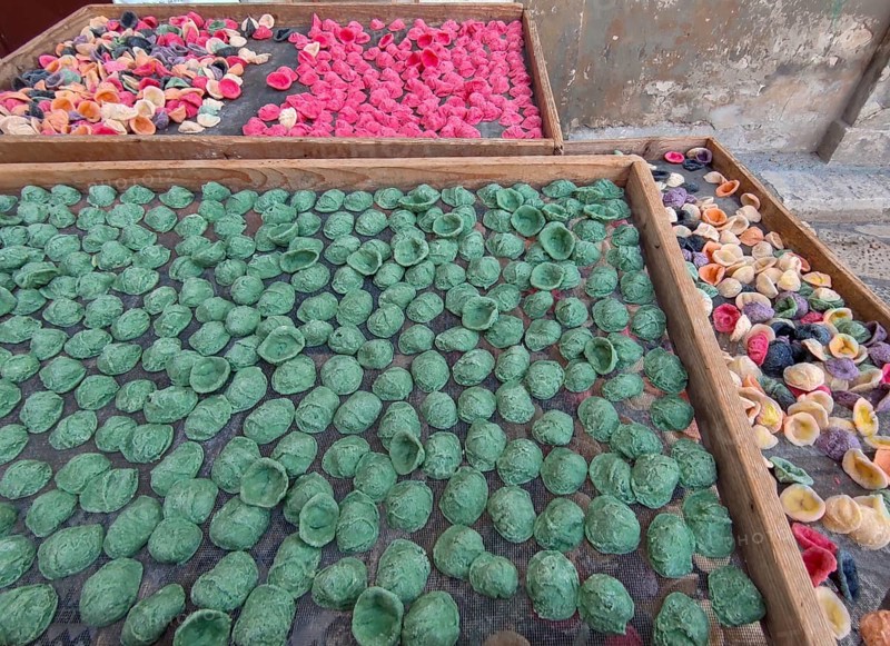 Colourful fresh pasta orecchiette for sale, Bari, Apulia, Southern Italy, Italy, Europe