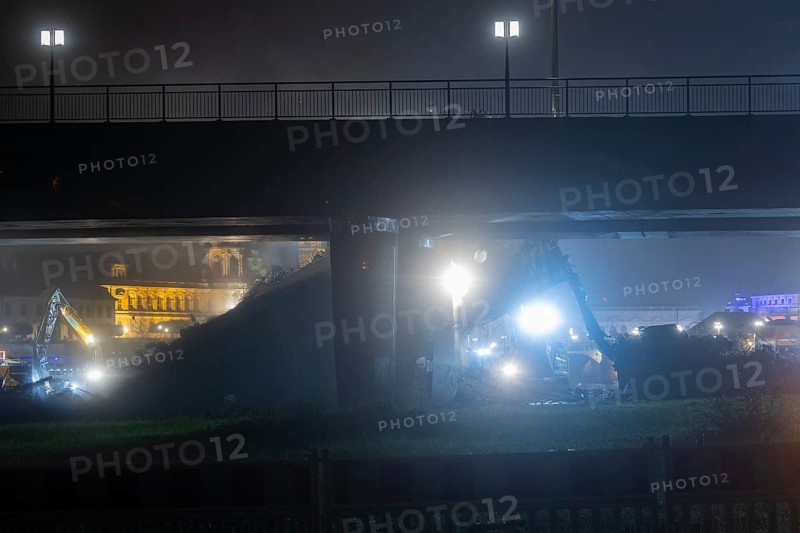 Due to an as yet unknown cause, a section of the Carola Bridge collapsed in the early hours of the morning. Over a length of around 100 metres, the section on which the trams normally run has collapsed into the Elbe. Partial demolition has begun and around 10 excavators are tearing down the collapsed bridge section to make room for the imminent flooding of the Elbe., Partial collapse of the Carola Bridge in Dresden, Dresden, Saxony, Germany, Europe