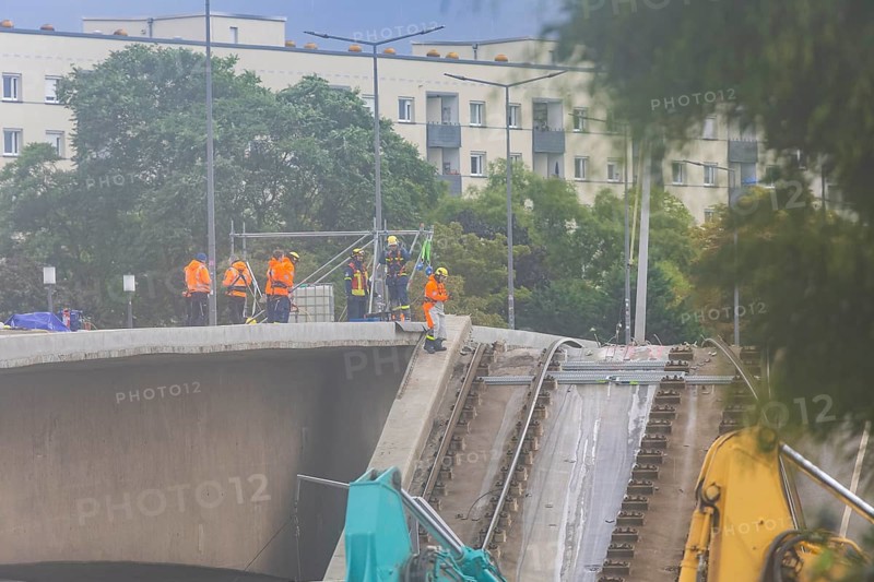 In the early hours of the morning, a section of the Carola Bridge collapsed for unknown reasons. Over a length of around 100 metres, the section on which the trams normally run has collapsed into the Elbe. The partial demolition has been completed. Experts are examining the bridge's fracture site, partial collapse of the Carola Bridge in Dresden, Dresden, Saxony, Germany, Europe