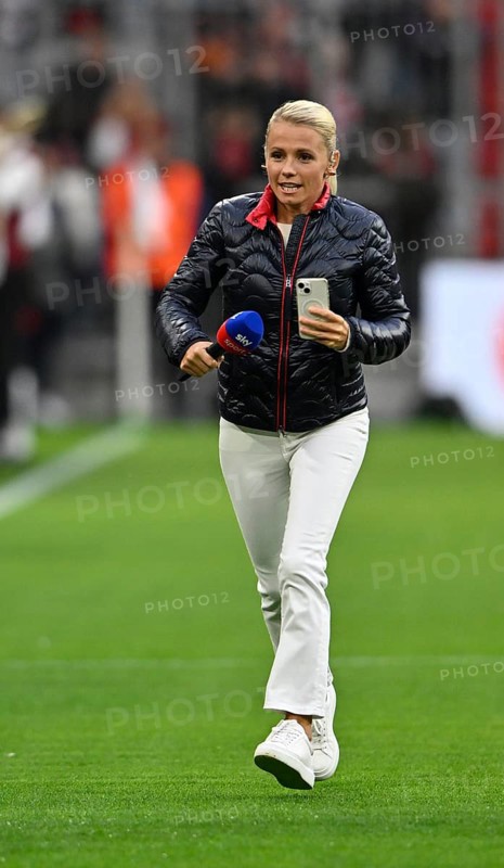 TV expert Julia Simic with microphone Microphone SKY logo, mobile phone, smartphone, on the run, Allianz Arena, Munich, Bavaria, Germany, Europe