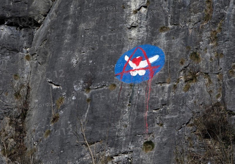 Steep rock face made of mass limestone with painting, Hönnetal, Balve, Sauerland, North Rhine-Westphalia, Germany, Europe