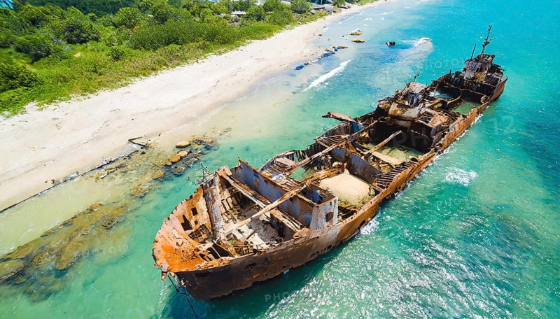 A dilapidated, rusty shipwreck in clear turquoise water on a sunny day, symbol photo, AI generated, AI generated