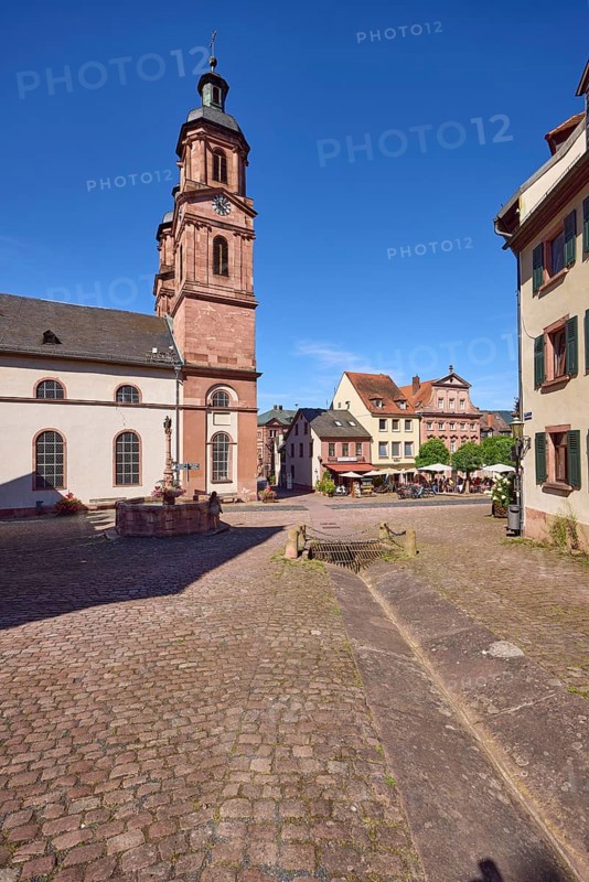 Old market square or Schnatterloch with St James' parish church and historic houses under a blue, cloudless sky Schnatterloch in Miltenberg, Lower Franconia, Miltenberg district, Bavaria, Germany, Europe