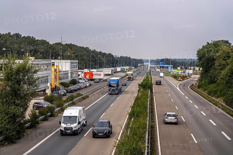 The border crossing Straelen, between Germany and the Netherlands, motorway A40 and A67 in NL, view towards NL, first day of increased border controls against irregular migration, traffic runs normally as usual, North Rhine-Westphalia, Germany, Europe
