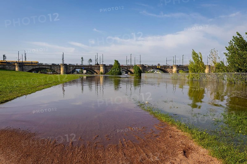A weather-determining low-pressure system is moving from northern Italy on a so-called Vb track via Austria and the Czech Republic to Poland, bringing very humid air with it. This will also lead to flooding in the Elbe in Saxony. On 18.9.24 the level of the Elbe in Dresden is 6.06m., Elbe flood in Dresden, Dresden, Saxony, Germany, Europe
