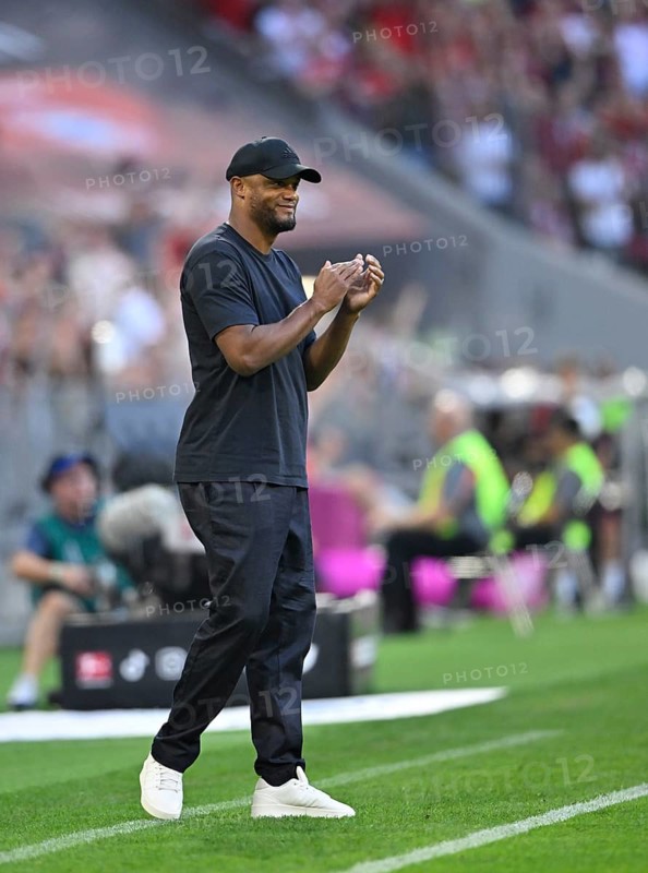 Coach Vincent Kompany FC Bayern Munich FCB on the sidelines, gestures, gestures, applauds, Allianz Arena, Munich, Bavaria, Germany, Europe