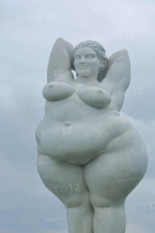 Sculpture Yolanda by Miriam Lenk 2010, white, female figure, aesthetic, fat, beautiful, roundish, grey, against, tolerance, ideal of beauty, beauty, ideal, normality, normal, rule, values, idea, perfect, perfect, free-form, monochrome, grey, light, Ludwigshafen, Bodman-Ludwigshafen, Überlinger See, Lake Constance, Lake Constance area, Hegau, Baden-Württemberg, Germany, Europe