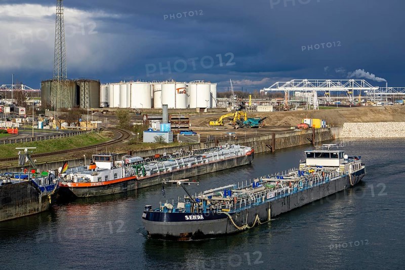 The Duisburg Gateway Terminal, new trimodal transhipment centre for containers at Duisport, Duisburg-Ruhrort inland port, still under construction, shortly in front of completion, on the former coal island, 235, 000 m2 area for, to be operated climate-neutrally with hydrogen, TanQuid tank farm, North Rhine-Westphalia, Germany, Europe