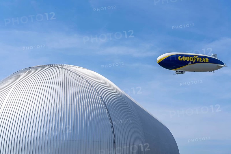 The Zeppelin NT, newly stationed at Essen/Mülheim Airport, undertakes sightseeing flights over the Rhine-Ruhr area, landing approach, airship hangar of the WDL Group, Mülheim an der Ruhr, North Rhine-Westphalia, Germany, Europe