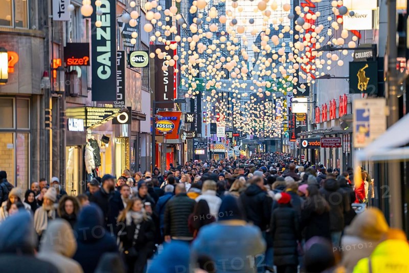 Sunday shopping in Cologne city centre, Hohe Straße, 1st Advent weekend, crowded shopping street, North Rhine-Westphalia, Germany, Europe