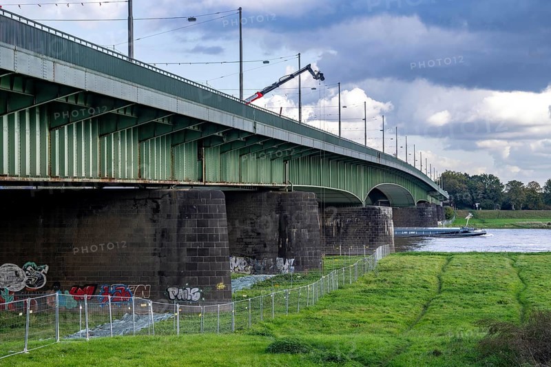 The Josef-Kardinal-Frings-Bridge, federal road B1, between Düsseldorf and Neuss, due to massive bridge damage, only one of 2 directional lanes is still passable, with a speed limit of 30 km/h and only for vehicles under 7.5 tonnes, the bridge is currently being renovated, North Rhine-Westphalia, Germany, Europe