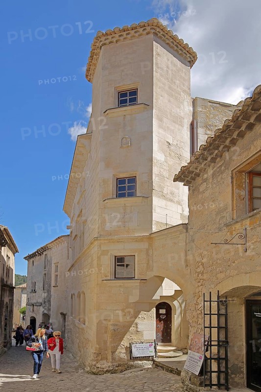 House with corner tower and tourists, mountain village, Les Baux-de-Provence, Alpilles, Alpilles, Bouches-du-Rhône, Provence, France, Europe