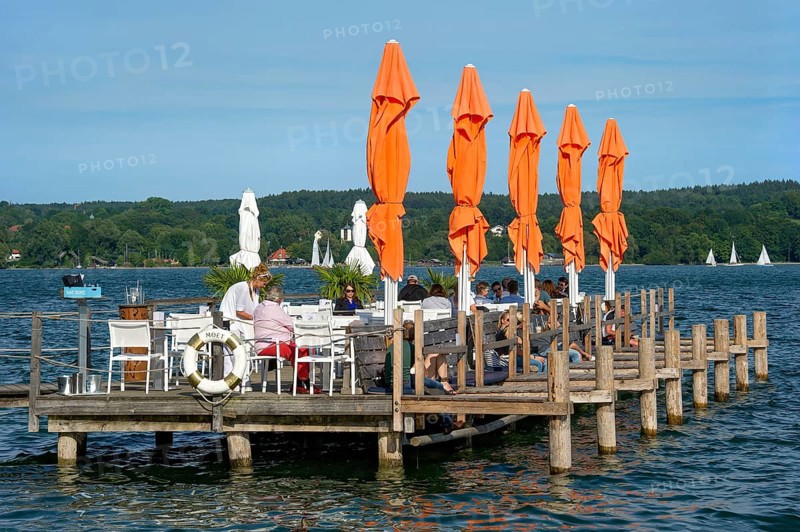 Old jetties with dining tables, lakeside restaurant, former Undosa wave pool, now H'ugo's Beach Club restaurant and bar, Hugos, lakeside promenade, Starnberg, Lake Starnberg, Upper Bavaria, Bavaria, Germany, Europe