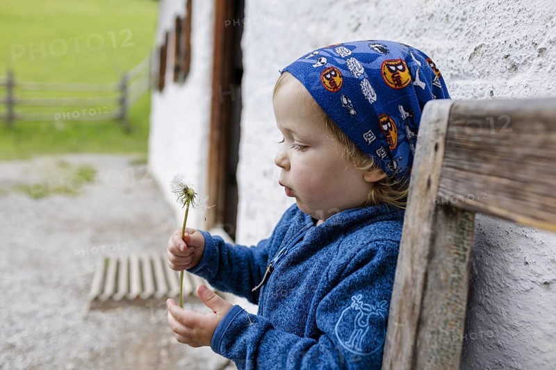 Two year old child with dandelions, Murnau, 19.05.2023