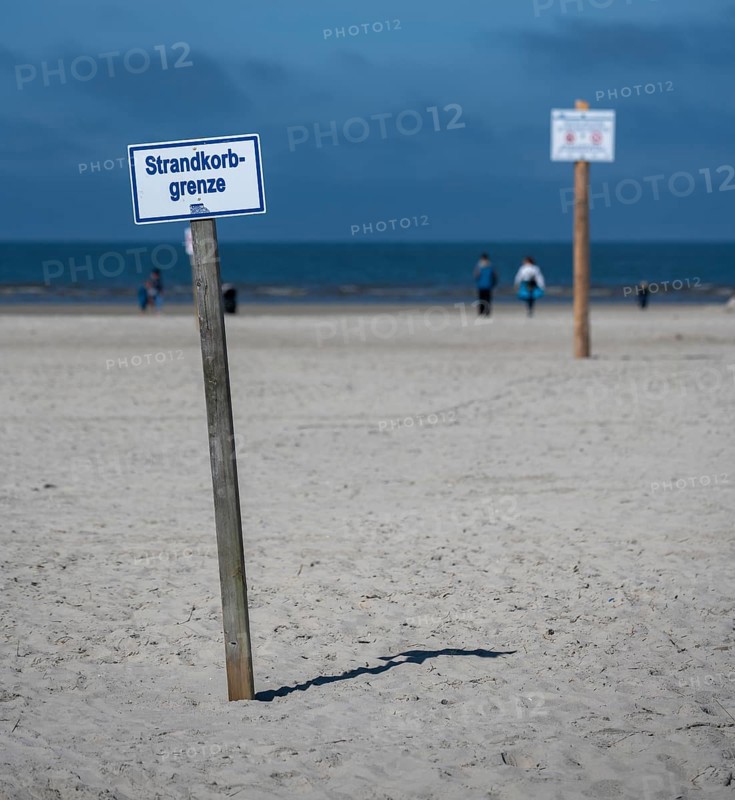 Beach chairs and signs on the sandy beach of the North Sea, Sankt Peter-Ording, Schleswig-Holstein, Germany, Europe