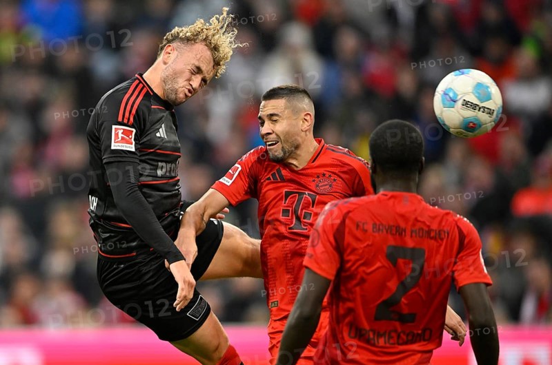 Header duel One-on-one action Raphael Guerreiro FC Bayern Munich FCB (22) vs Benedict Hollerbach 1. FC Union Berlin FCU (16) Dayot Upamecano FC Bayern Munich FCB (02) Allianz Arena, Munich, Bavaria, Germany, Europe