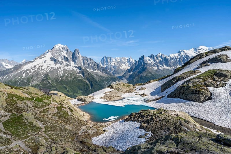 Mountain landscape with mountain lake Lac Blanc, mountain peaks, Aiguille Verte, Grandes Jorasses, Aiguille du Moine, Mont Blanc, Mont Blanc massif, Aiguilles Rouges, Chamonix-Mont-Blanc, Haute-Savoie, France, Europe