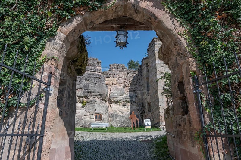 Entrance gate to the ruins of Hilpoltstein Castle, built around 1220 to 1230, Maria-Dorothea-Straße 5, 7, Hiltpoltstein, Middle Franconia, Bavaria, Germany, Europe