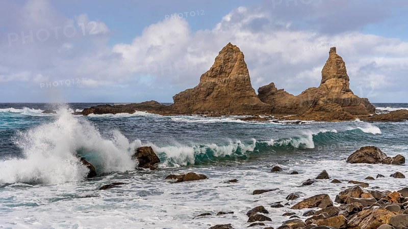 The north-west coast of La Gomera. The rock formation Baja de Los Roques, also known as Roques de Arguamul. Sea, waves, sun and clouds. Guillama, La Gomera, Canary Islands, Spain, Europe