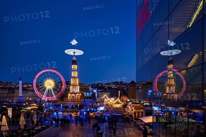 Christmas market with Christmas pyramid, reflection in the art museum, Cube, Ferris wheel, New Palace, Jubilee Column, Concordia, Schlossplatz, Christmassy, blue hour, Stuttgart, Baden-Württemberg, Germany, Europe