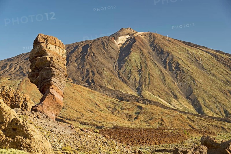 Roques de Garcia, lava rock formations, behind them the Pico de Teide, 3718m, Parque Nacional de las Cañadas del Teide, Teide National Park, UNESCO World Heritage Site, Tenerife, Canary Islands, Spain, Europe