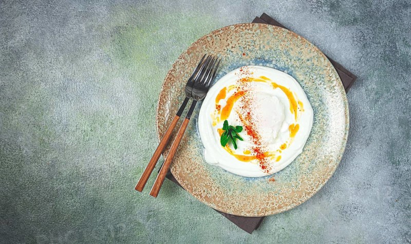 ?ilbir, traditional Turkish breakfast, Turkish eggs with yogurt and butter, homemade, no people