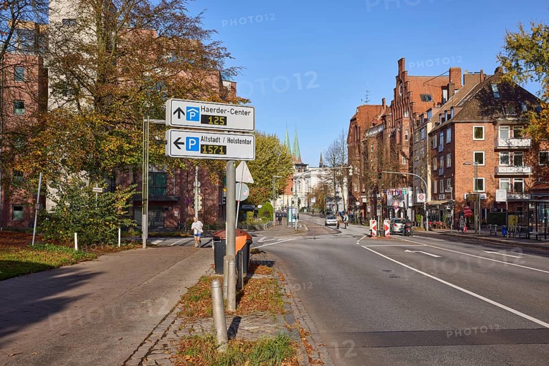 Signposts to the Haerder-Center multi-storey car park and Holstentor Old Town car park, Wallstraße, Hanseatic City of Lübeck, Schleswig-Holstein, Germany, Europe