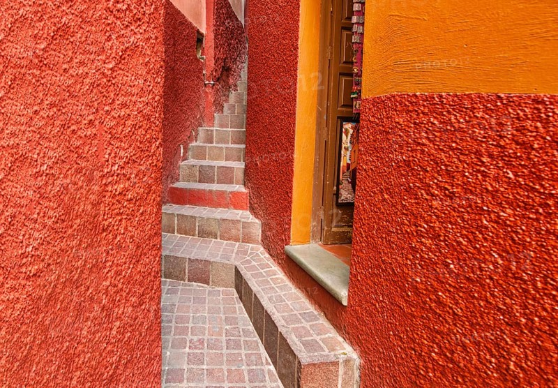 Guanajuato, famous Alley of the Kiss (Callejon del Beso)