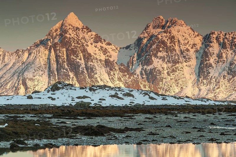 Rugged mountains, Lofoten island Vestvågøya at the fjord Gimsøystraumen, Lofoten, Northern Norway, Norway, Europe