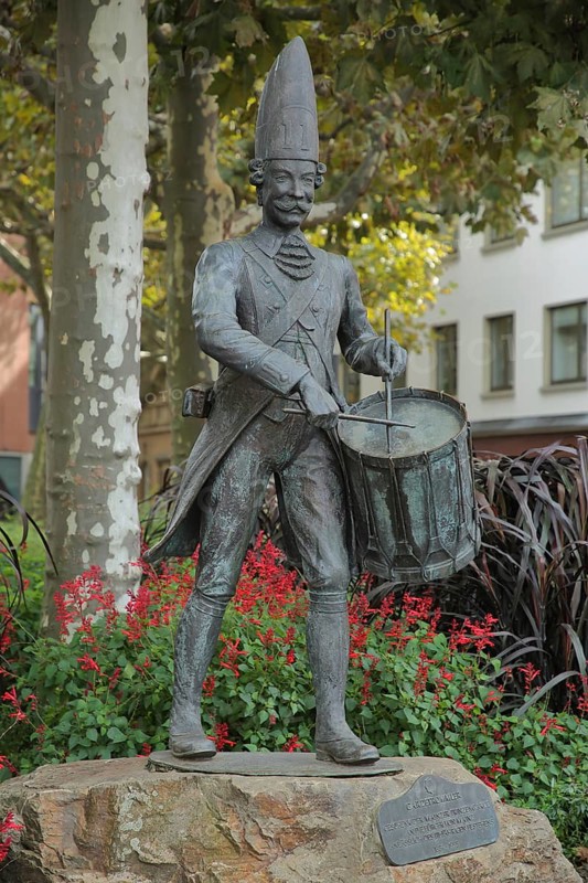 Gardetrommler vom Wolfgang Oester 1995, Mainzer Prinzengarde, Faschingsverein, Fastnacht, Fasching, Trommler, bronze, sculpture, drum, trommeln, Schillerplatz, Altstadt, Mainz, Rheinhessen, Rheinland-Pfalz, Germany, Europe