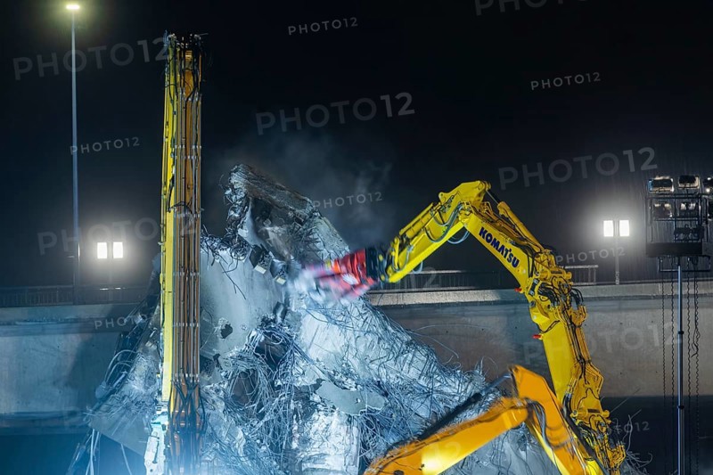Due to an as yet unknown cause, a section of the Carola Bridge collapsed in the early hours of the morning. Over a length of around 100 metres, the section on which the trams normally run has collapsed into the Elbe. Partial demolition has begun and around 10 excavators are tearing down the collapsed bridge section to make room for the imminent flooding of the Elbe., Partial collapse of the Carola Bridge in Dresden, Dresden, Saxony, Germany, Europe